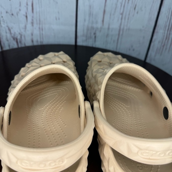 CROCS GEOMETRIC CLOG SHIITAKE nude/flesh color unisex style women’s size 7 GUC - Picture 11 of 16